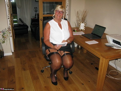 Blonde fatty Chrissy Uk exposes herself while working from her home office | Фото 4