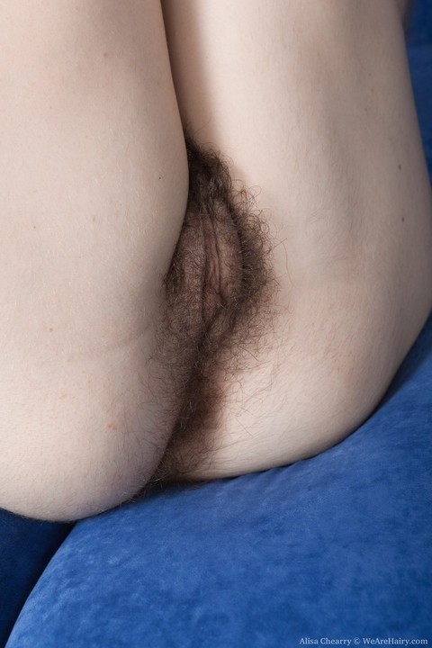 Slim amateur Alisa Chearry loses her red dress and flaunts her hairy vagina | Фото 17