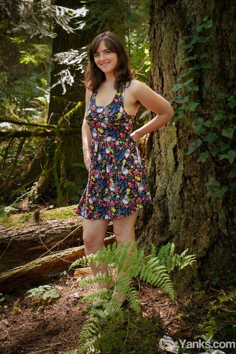 Brunette amateur Raven Snow exposes big natural and full bush in the woods | Фото 2