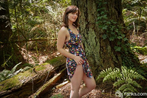 Brunette amateur Raven Snow exposes big natural and full bush in the woods | Фото 4