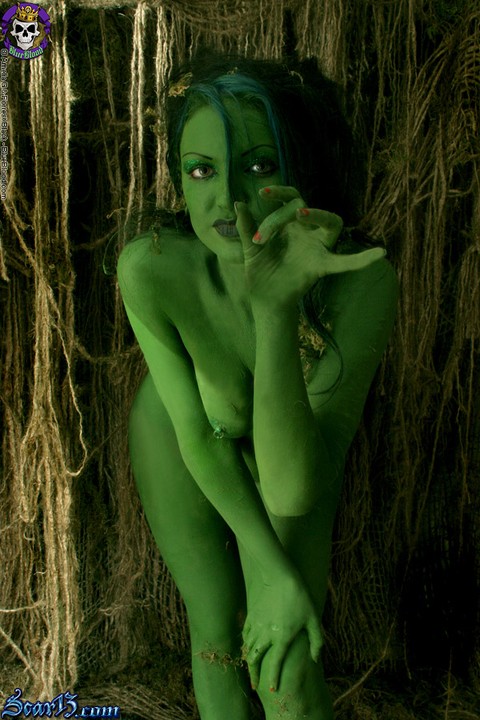 Solo girl with green skin wanders around the woods with no clothes on | Фото 15