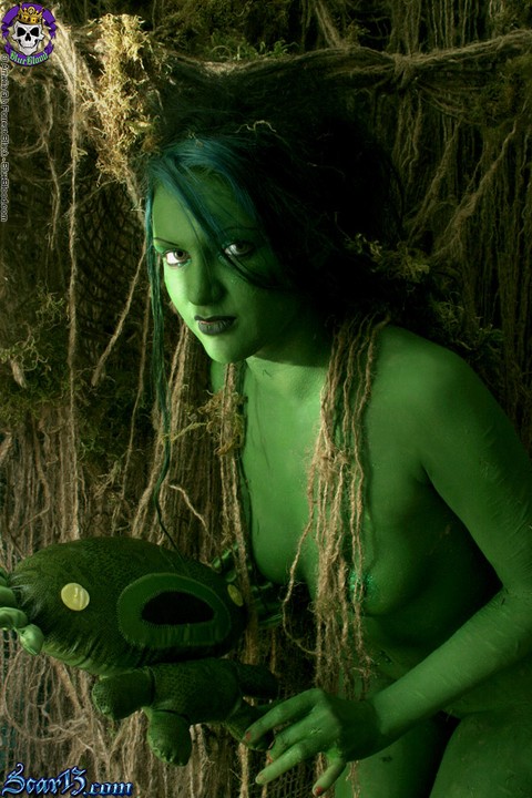 Solo girl with green skin wanders around the woods with no clothes on | Фото 6