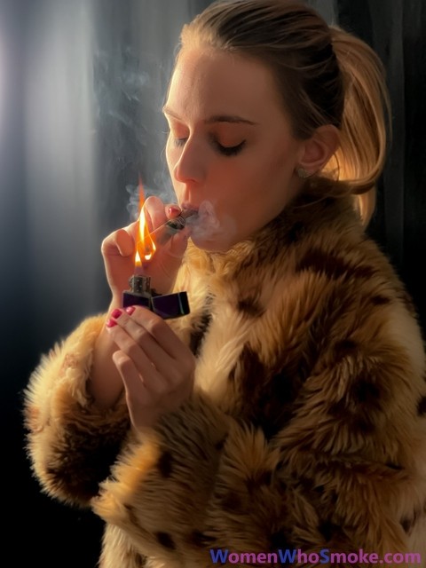 Women Who Smoke Chloe Toy | Фото 1