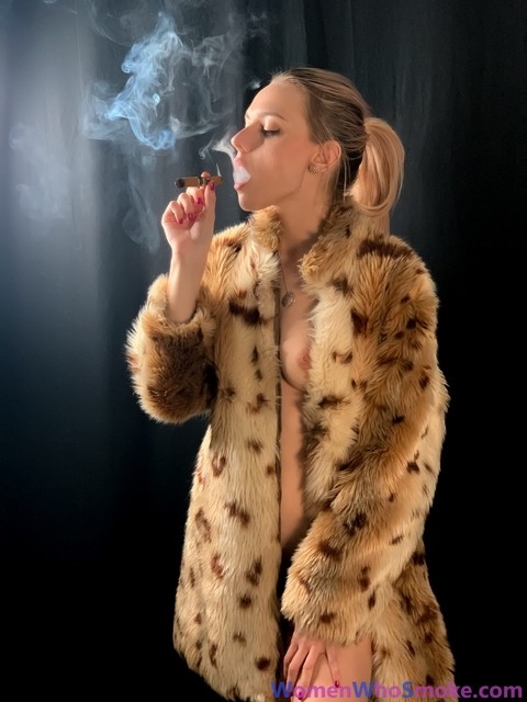 Women Who Smoke Chloe Toy | Фото 3