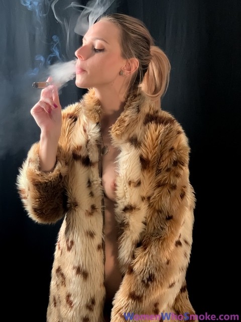 Women Who Smoke Chloe Toy | Фото 6