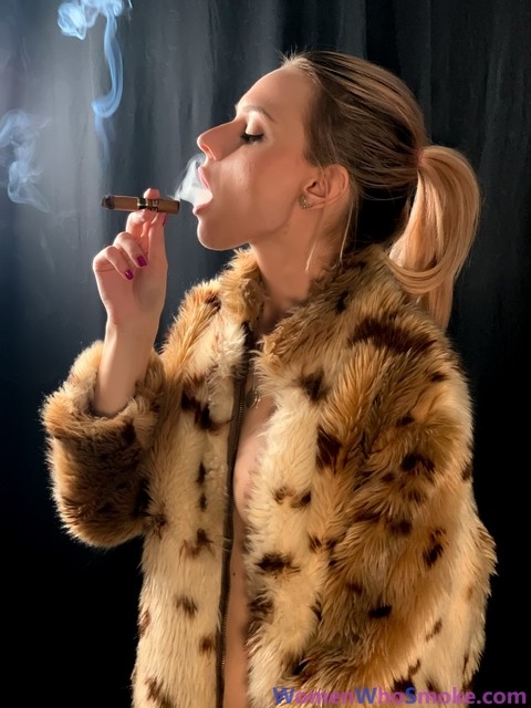 Women Who Smoke Chloe Toy | Фото 7