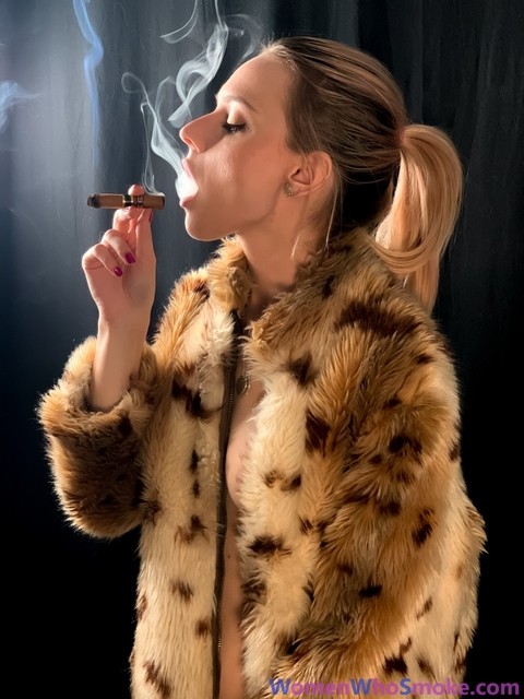 Women Who Smoke Chloe Toy | Фото 8