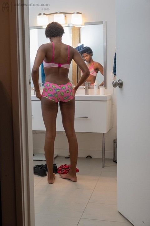 Skinny ebony with short hair Ashlee L dresses in undies & shorts in the toilet | Фото 10