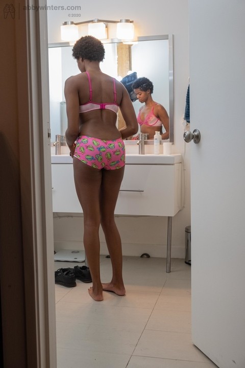 Skinny ebony with short hair Ashlee L dresses in undies & shorts in the toilet | Фото 11