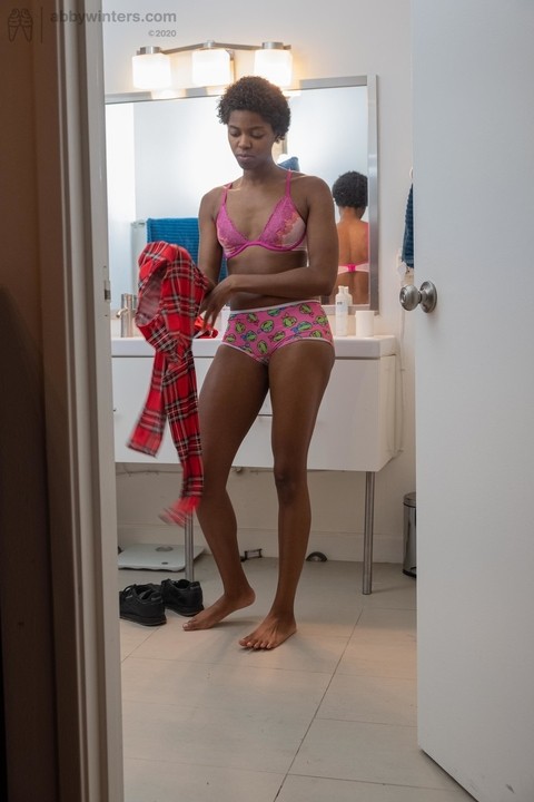 Skinny ebony with short hair Ashlee L dresses in undies & shorts in the toilet | Фото 12