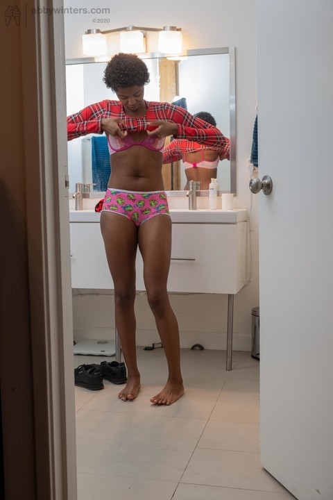 Skinny ebony with short hair Ashlee L dresses in undies & shorts in the toilet | Фото 14