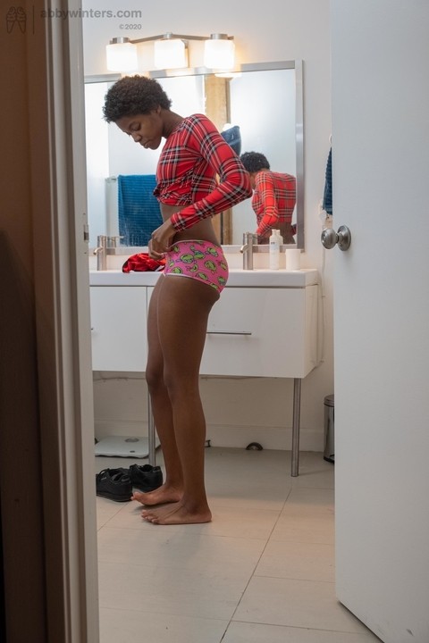 Skinny ebony with short hair Ashlee L dresses in undies & shorts in the toilet | Фото 15