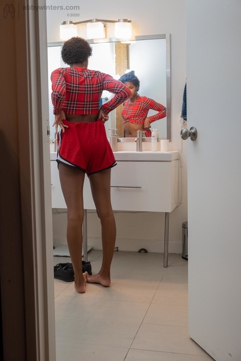 Skinny ebony with short hair Ashlee L dresses in undies & shorts in the toilet | Фото 18