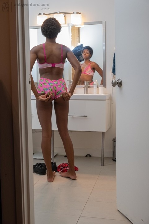 Skinny ebony with short hair Ashlee L dresses in undies & shorts in the toilet | Фото 9