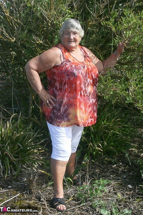 Obese nan Grandma Libby strips totally naked out by evergreen trees | Фото 1