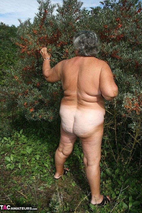 Obese nan Grandma Libby strips totally naked out by evergreen trees | Фото 18