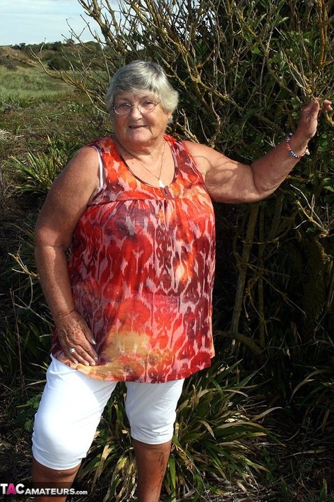 Obese nan Grandma Libby strips totally naked out by evergreen trees | Фото 2