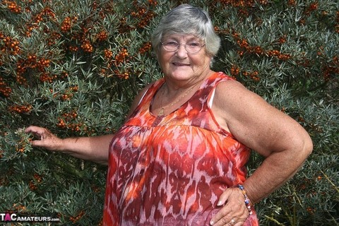 Obese nan Grandma Libby strips totally naked out by evergreen trees | Фото 3