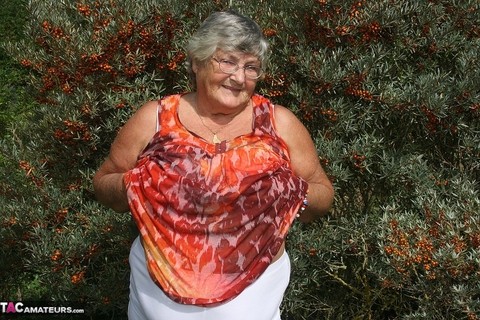 Obese nan Grandma Libby strips totally naked out by evergreen trees | Фото 4