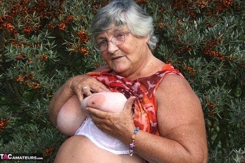 Obese nan Grandma Libby strips totally naked out by evergreen trees | Фото 5