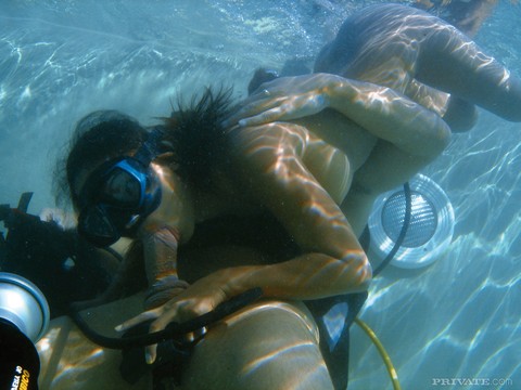 Asian chick dons scuba gear to suck cock and have sex underwater | Фото 5