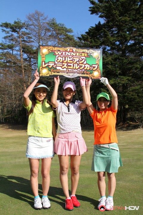 Female Japanese golfers flash their tits before lifting up skirts on a course | Фото 1