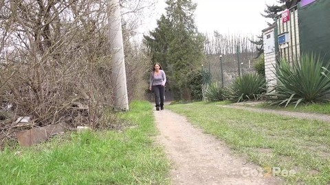 Nicolette Noir takes a piss while walking on a dirt path behind some homes | Фото 1