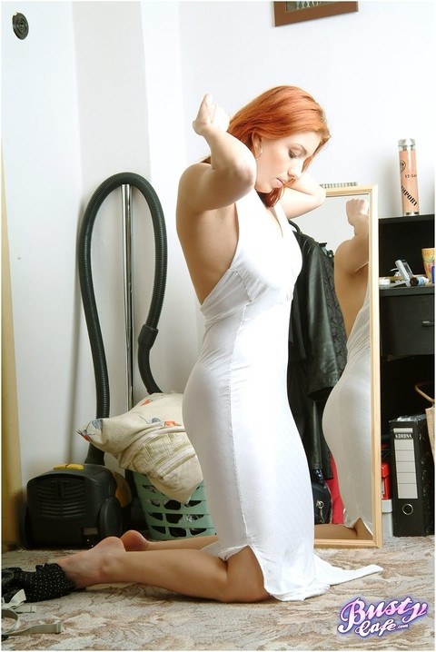 Redheaded MILF bombshell Ashley Robbins shows her natural tits while dressing | Фото 18