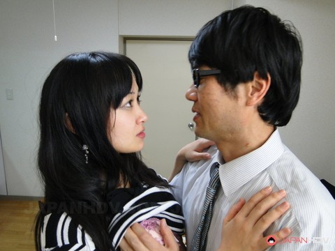 Japanese wife Risa Kurokawa gets seduced and pounded by her hubby's colleague | Фото 7