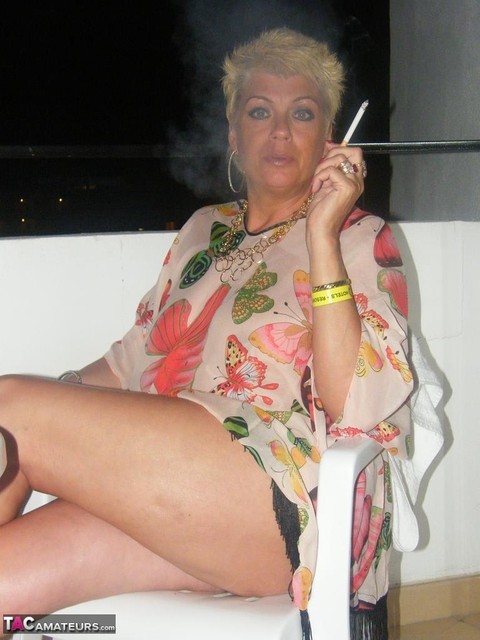 Middle-aged blonde Dimonty smokes while getting completely naked | Фото 1