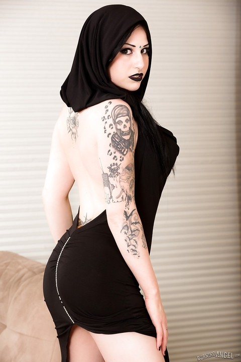 Tattooed brunette goth Ophelia Rain poses naked to show her big tits & ass | Фото 1