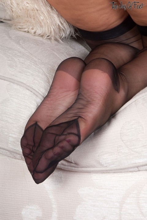 Mature slut Amy flaunts sexy feet in black nylons and peels to show bare toes | Фото 10