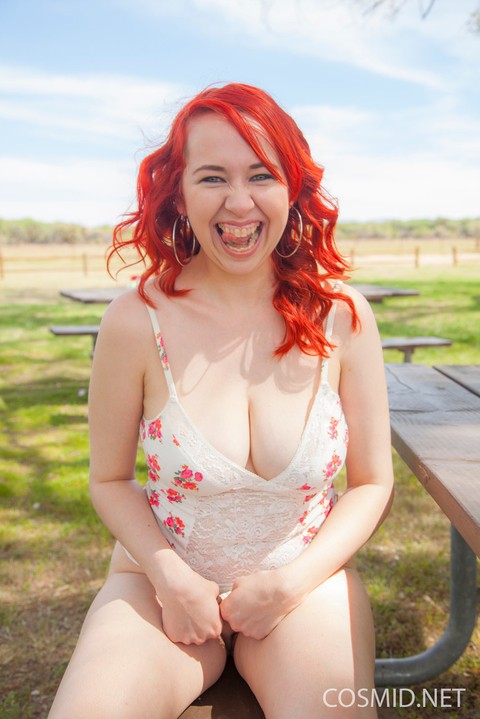 Plump redhead Alisyn Carliene bares her natural tits and twat on picnic table | Фото 16