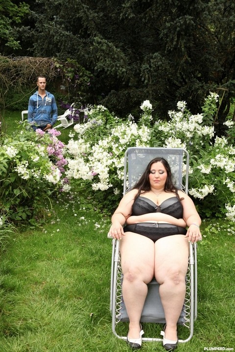 Super sized BBW Jitka sits on a Peeping Tom's face in the garden | Фото 1