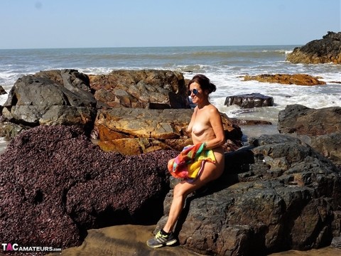 Mature amateur Diana Ananta is joined on the beach by her nudist friends | Фото 1