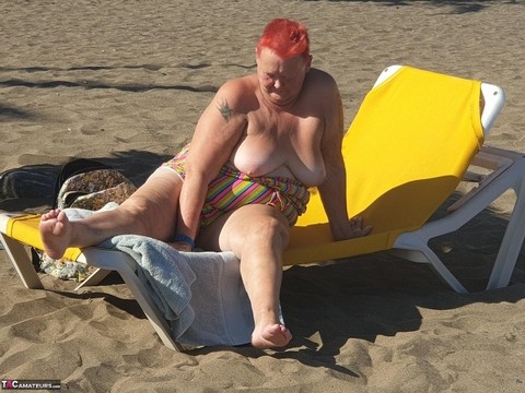 Old SSBBW Val Gasmic dyes her hair red before exposing herself on the beach | Фото 14