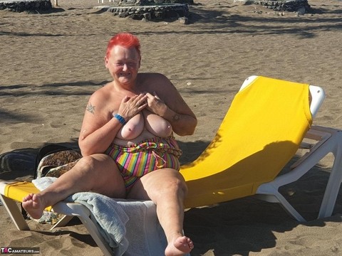 Old SSBBW Val Gasmic dyes her hair red before exposing herself on the beach | Фото 15