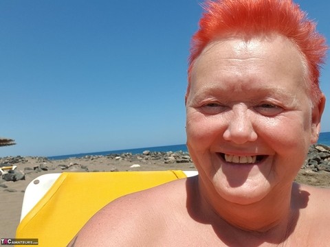 Old SSBBW Val Gasmic dyes her hair red before exposing herself on the beach | Фото 7