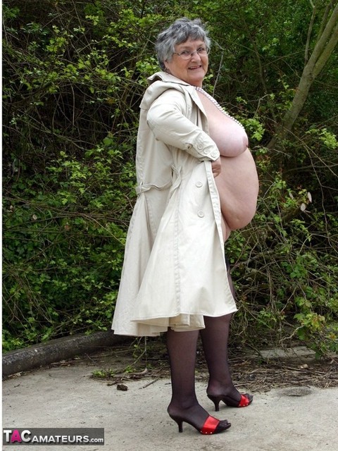 Fat nan Grandma Libby flashes by the trees in an overcoat before masturbating | Фото 11