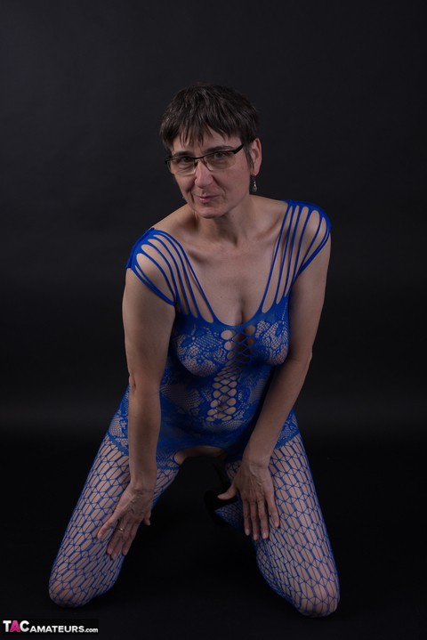 Older model poses in a crotchless bodystocking and heels with her glasses on | Фото 11