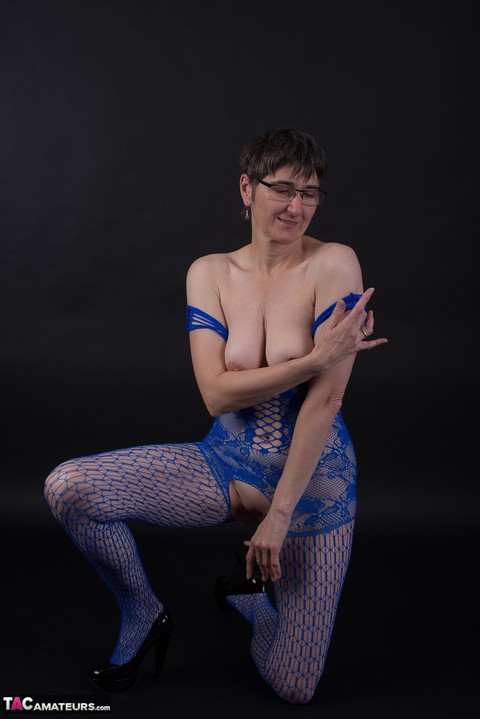 Older model poses in a crotchless bodystocking and heels with her glasses on | Фото 20