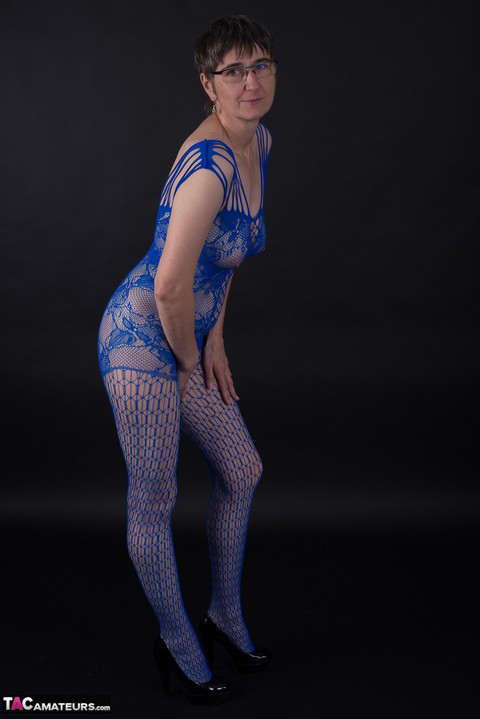 Older model poses in a crotchless bodystocking and heels with her glasses on | Фото 3