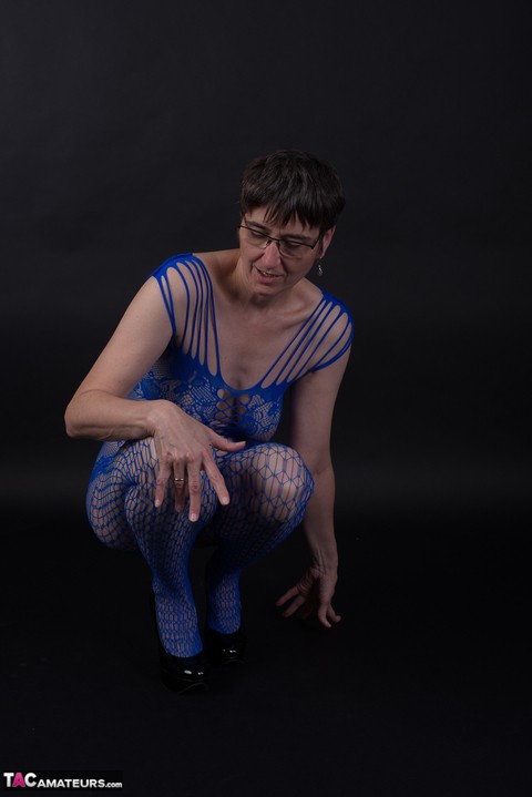 Older model poses in a crotchless bodystocking and heels with her glasses on | Фото 7