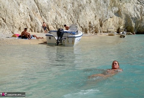 Hugely busty mature slut Chrissy swims and lounges at the beach stark naked | Фото 3