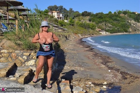 Hugely busty mature slut Chrissy swims and lounges at the beach stark naked | Фото 5