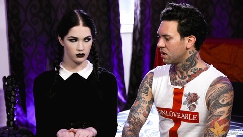 Dark haired goth girl Evelyn Claire gets banged by male pornstar Small Hands | Фото 6