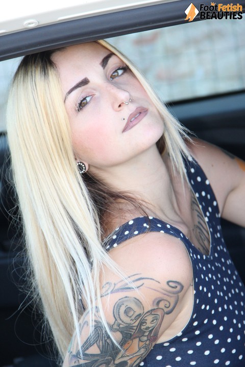 Tattooed girl Medusa Blonde shows her bare feet and ass while in a car | Фото 1