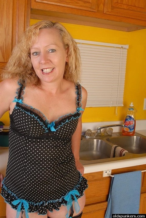 Mature blonde Heidi is stretching her tight cute pussy in the kitchen | Фото 6