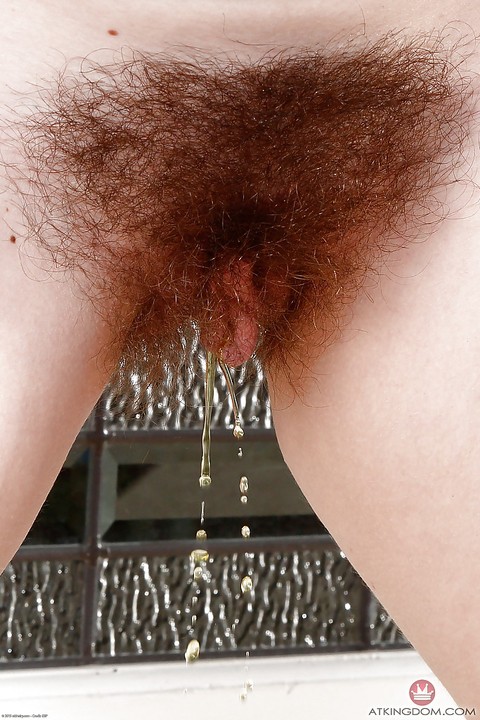 Mature woman Simone Delilah dripping piss from really hairy vagina | Фото 6