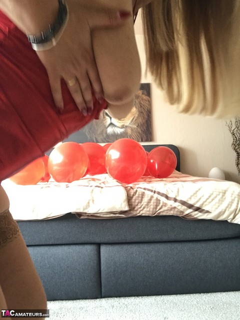 Middle-aged blonde Sweet Susi exposes her tits while playing with balloons | Фото 14